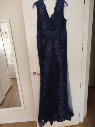 Vestido de alta costura azul marino.