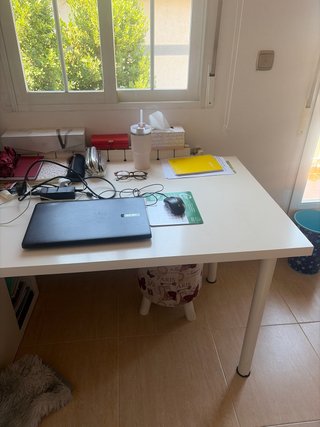Mesa de estudio blanca y de madera