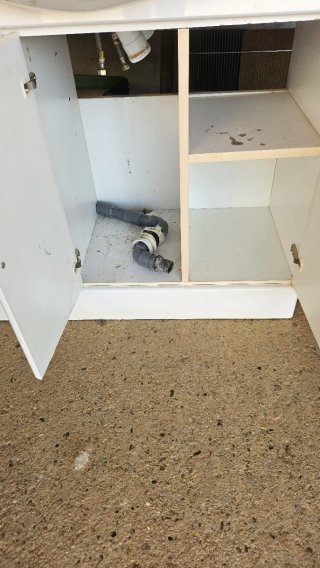 Mueble de baño blanco y plateado