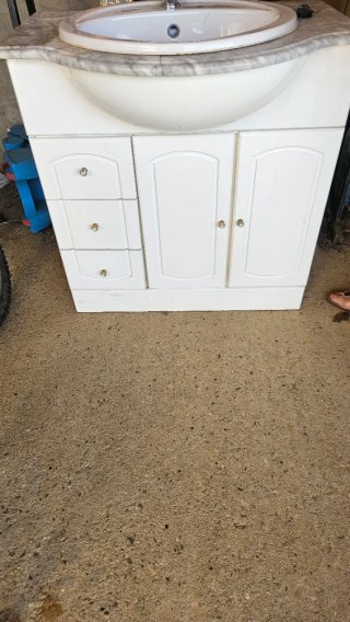 Mueble de baño blanco y plateado