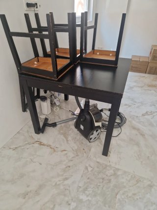 Mesa negra con 4 sillas