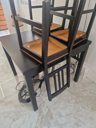Mesa negra con 4 sillas