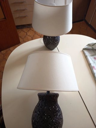 Lámparas de mesa de metal y tela.