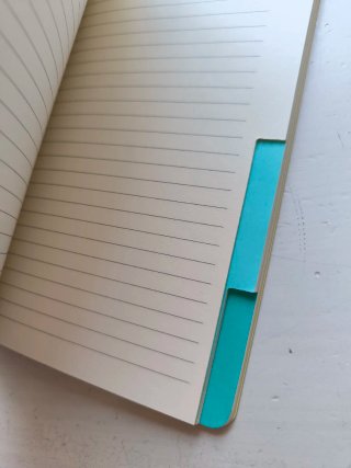Cuaderno con separadores de colores
