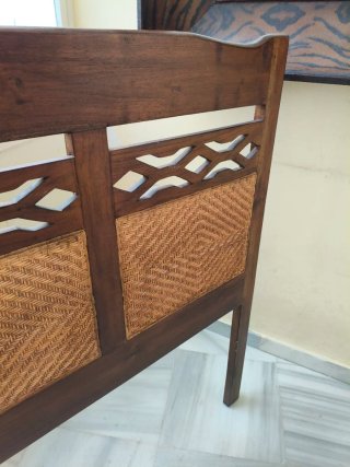 Cabecero de madera y ratán