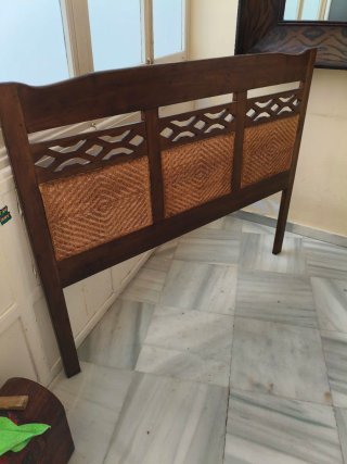 Cabecero de madera y ratán
