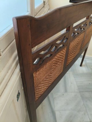 Cabecero de madera y ratán