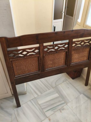 Cabecero de madera y ratán