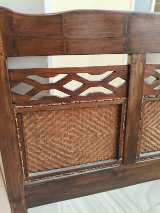 Cabecero de madera y ratán