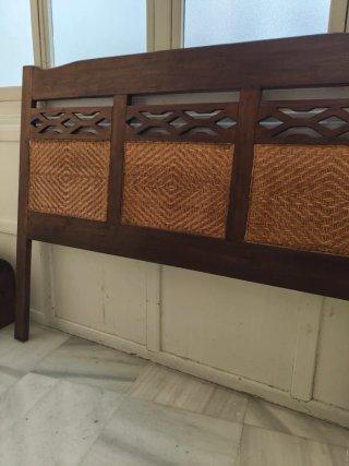 Cabecero de madera y ratán