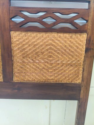 Cabecero de madera y ratán