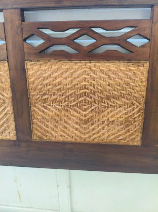 Cabecero de madera y ratán