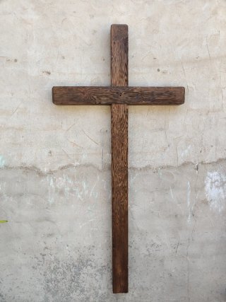 Cruz de madera envejecida nogal