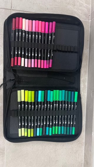 Rotuladores lettering con cuaderno para practicar