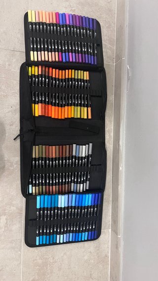 Rotuladores lettering con cuaderno para practicar