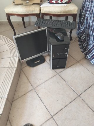 Ordenador de sobremesa negro