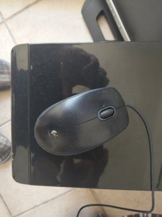 Ordenador de sobremesa negro
