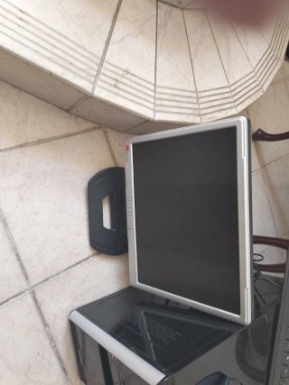Ordenador de sobremesa negro