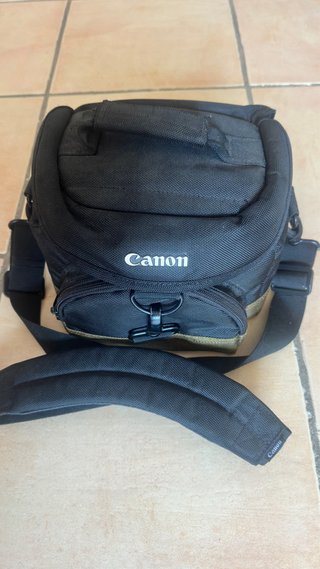 Cámara Canon EOS 1300D con objetivo 18-55mm