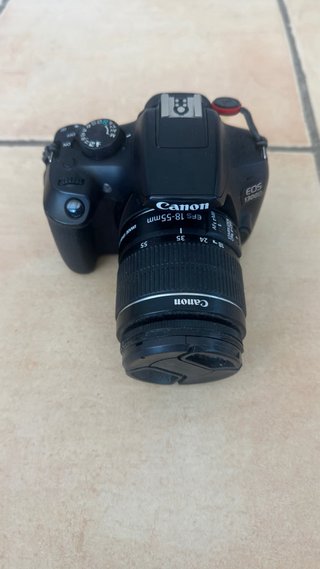 Cámara Canon EOS 1300D con objetivo 18-55mm