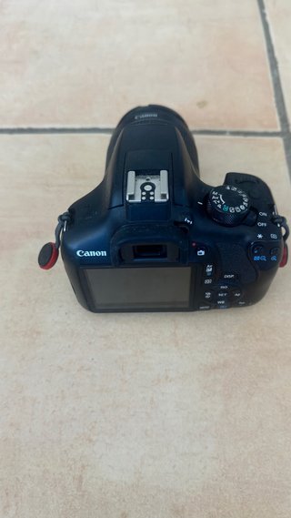 Cámara Canon EOS 1300D con objetivo 18-55mm