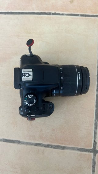 Cámara Canon EOS 1300D con objetivo 18-55mm