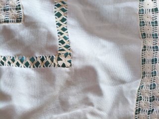 Mantel bordado a mano beige y blanco