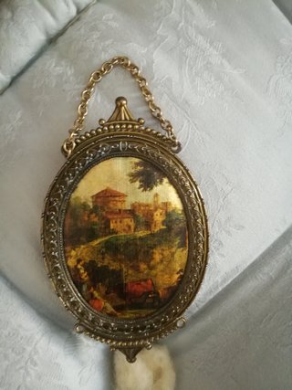Vecchio quadretto con catena