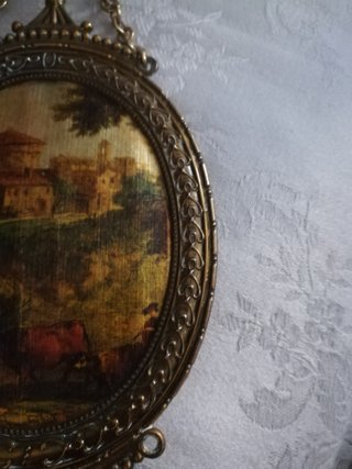Vecchio quadretto con catena
