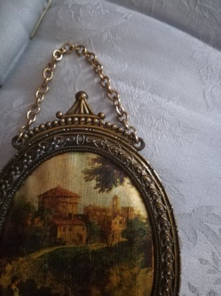 Vecchio quadretto con catena