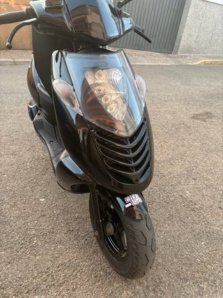 Aprilia Sonic 49cc Scooter Negra