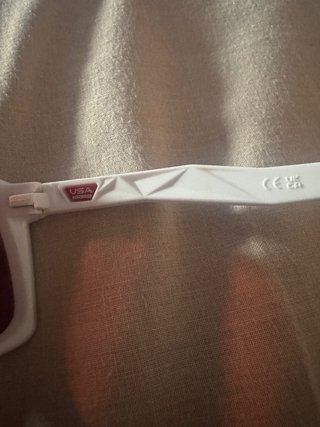 Gafas de sol Oakley blancas y rojas