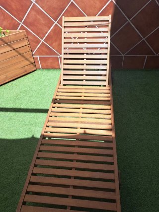 Tumbona de madera con cojín verde