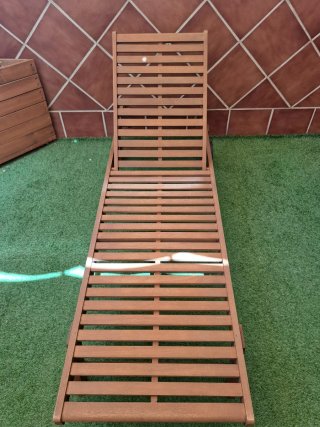 Tumbona de madera con cojín verde
