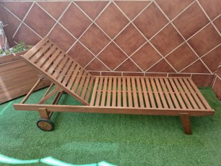 Tumbona de madera con cojín verde