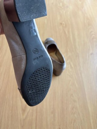 Zapatos Geox tacón ancho beige/gris