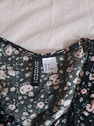 Blusa H&M floral negra y rosa,se hacen lotes .