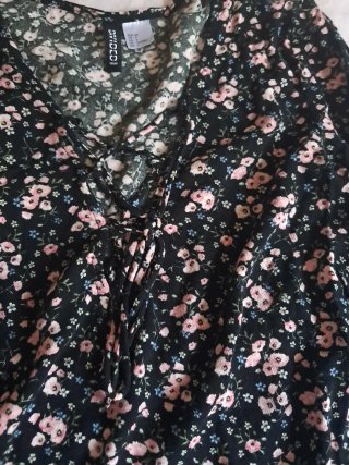 Blusa H&M floral negra y rosa,se hacen lotes .