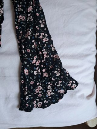 Blusa H&M floral negra y rosa,se hacen lotes .