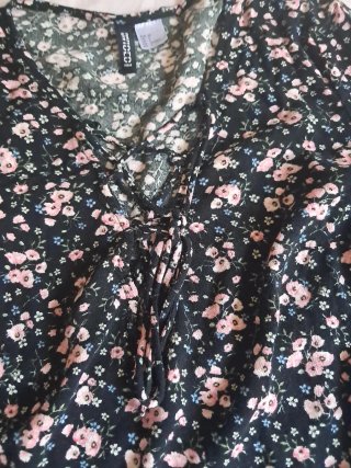 Blusa H&M floral negra y rosa,se hacen lotes .