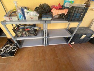 Estanterías de plástico grises