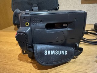 Videocámara Samsung Hi8 con accesorios