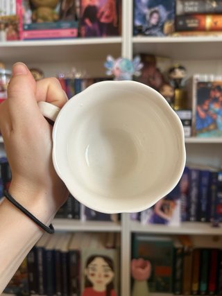 Taza y plato de cerámica con diseño