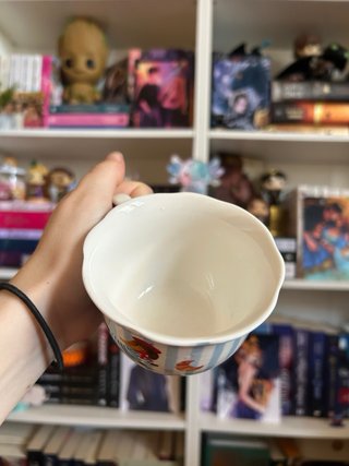 Taza y plato de cerámica con diseño
