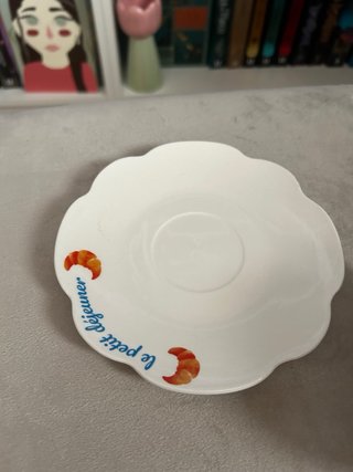 Taza y plato de cerámica con diseño
