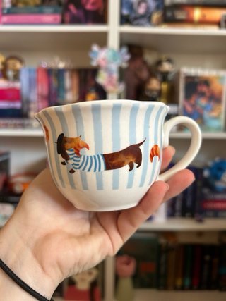 Taza y plato de cerámica con diseño