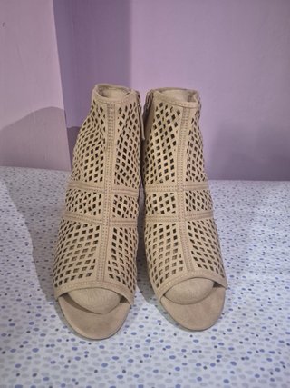 Botines Beige con Diseño Calado