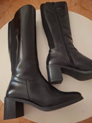 Botas altas de piel negras
