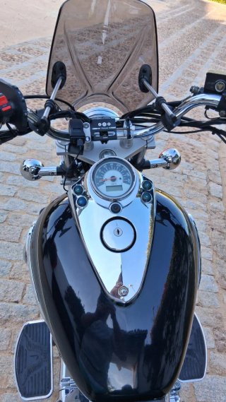 Suzuki Intruder Negra
