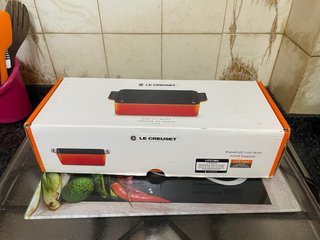 Molde Pan Hierro Fundido Le Creuset Rojo En caja.
